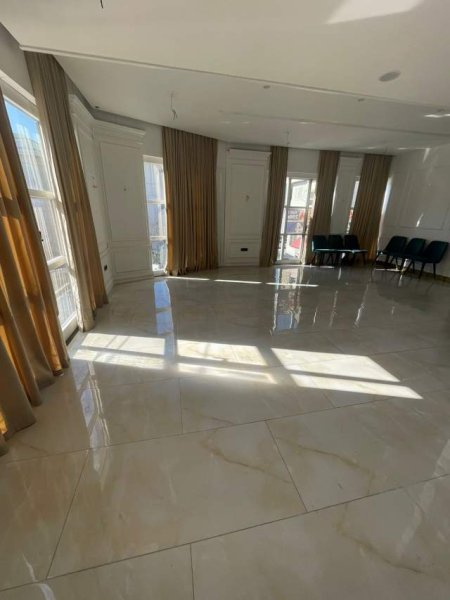Tirane, jepet me qera ambjent biznesi Kati 2, 200 m² 1.800 Euro (Ish Ekspozita)