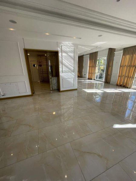 Tirane, jepet me qera ambjent biznesi Kati 2, 200 m² 1.800 Euro (Ish Ekspozita)