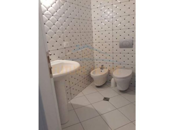 Tirane, jepet me qera ambjent biznesi Kati 0, 57 m² 1.100 Euro (sheshi willson)