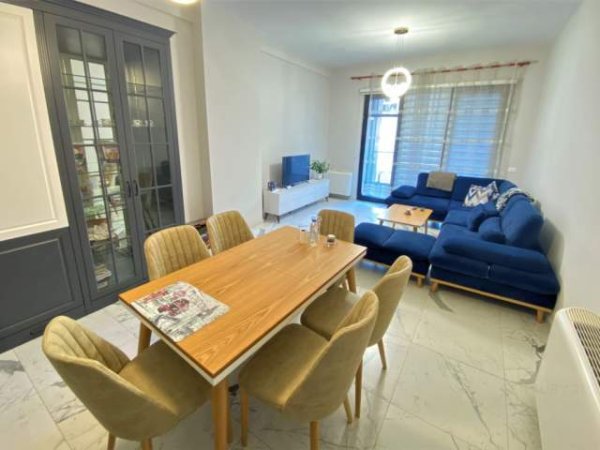 Tirane, jepet me qera apartament 2+1 700 Euro (square 21)