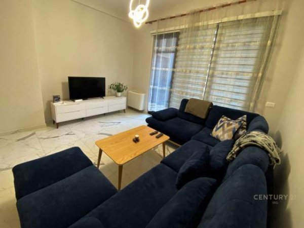 Tirane, jepet me qera apartament 2+1 700 Euro (square 21)