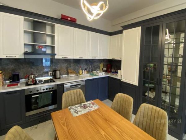 Tirane, jepet me qera apartament 2+1 700 Euro (square 21)