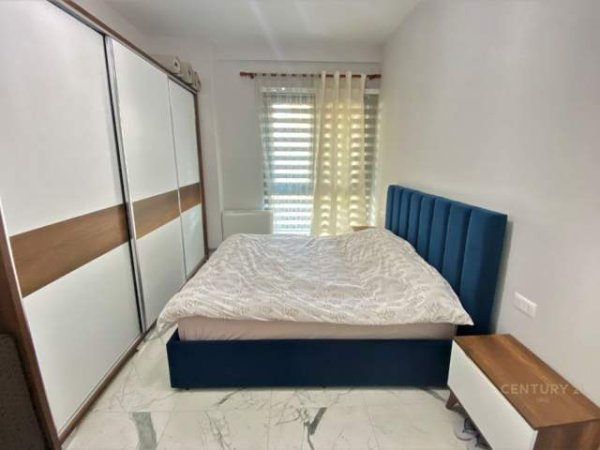 Tirane, jepet me qera apartament 2+1 700 Euro (square 21)