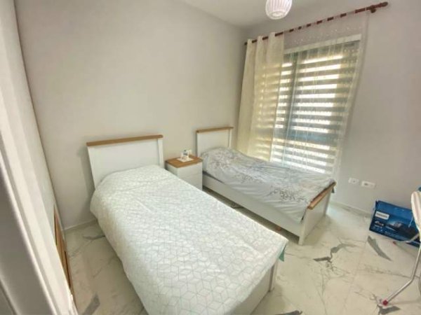 Tirane, jepet me qera apartament 2+1 700 Euro (square 21)