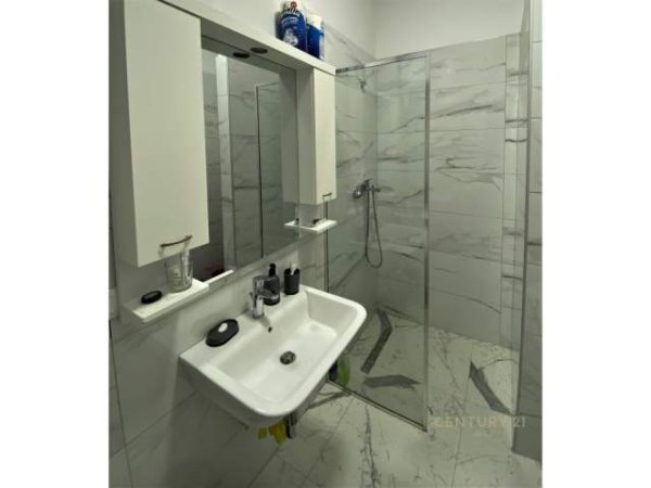 Tirane, jepet me qera apartament 2+1 700 Euro (square 21)