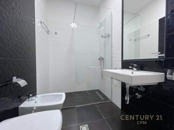 Tirane, jepet me qera apartament 2+1 Kati 8, 750 Euro (kompleksi delijorgji)
