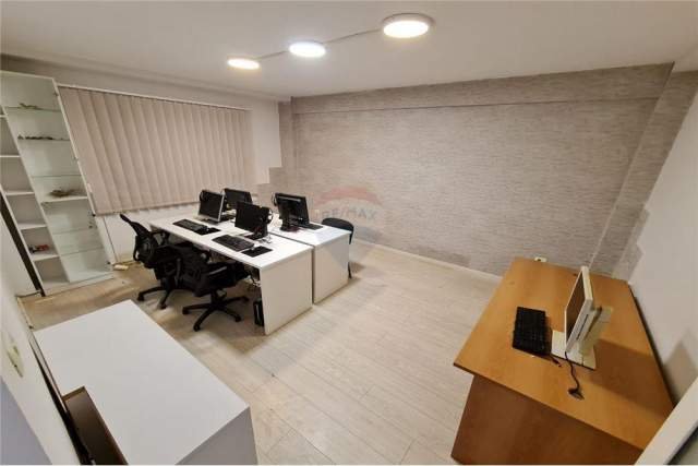 Tirane, jepet me qera zyre Kati 1, 116 m² 600 Euro (Bllok)