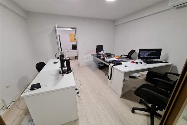 Tirane, jepet me qera zyre Kati 1, 116 m² 600 Euro (Bllok)