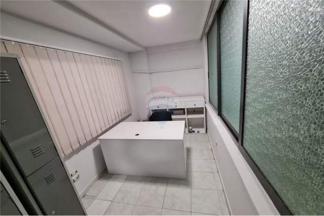 Tirane, jepet me qera zyre Kati 1, 116 m² 600 Euro (Bllok)
