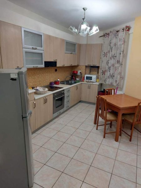 Tirane, jepet me qera apartament 2+1+BLK 115 m² 500 Euro (Garda)