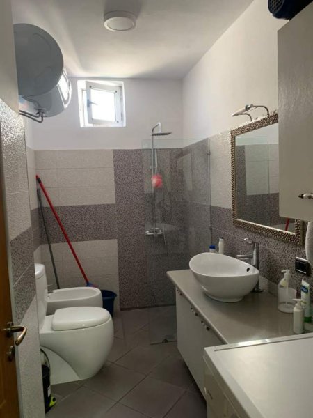 Tirane, jepet me qera apartament 1+1+BLK Kati 5, 65 m² 350 Euro (Myslym Shyr)