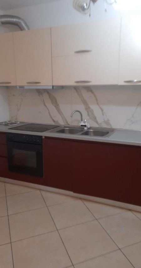 Tirane, jepet me qera apartament 2+1 Kati 3, 80 m² 350 Euro (Shkolla e Bashkuar)