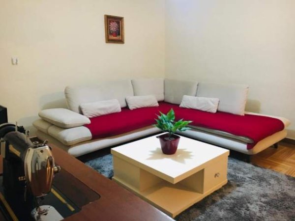Tirane, jepet me qera apartament 1+1 Kati 3, 65 m² 350 Euro (rruga Njazi Meka)