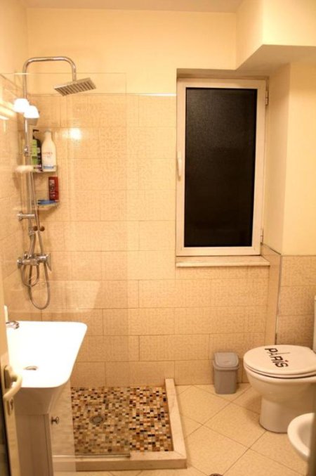 Tirane, jepet me qera apartament 1+1 Kati 3, 65 m² 350 Euro (rruga Njazi Meka)