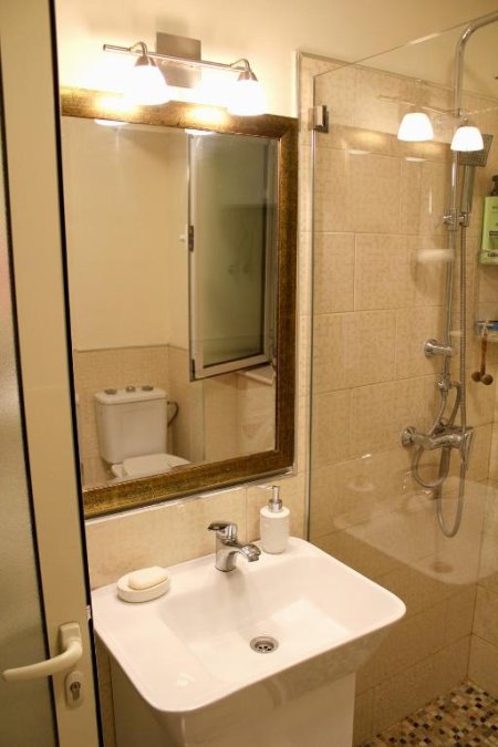 Tirane, jepet me qera apartament 1+1 Kati 3, 65 m² 350 Euro (rruga Njazi Meka)