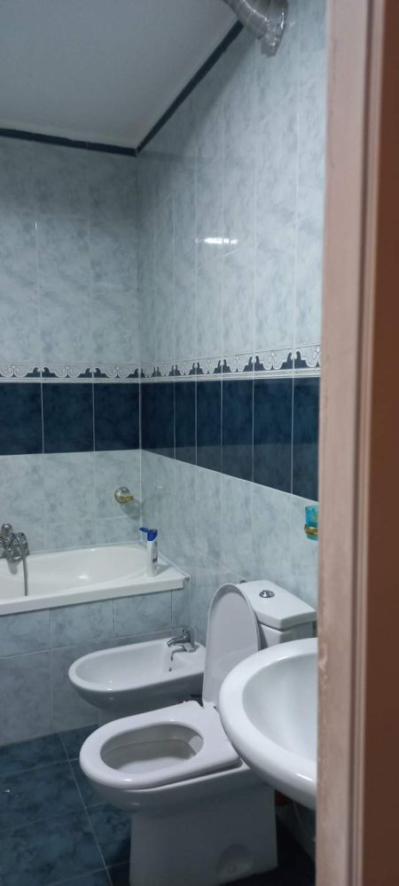 Apartament cilësor, luksoz, kompletuar,tip 3+1, 130m², 2-banjo, 3-ballkone, kat 8, Pallat Ri 8-kate mbi tokë, Qera 2000€/muaj, tek Sheshi Uillson/ Bll