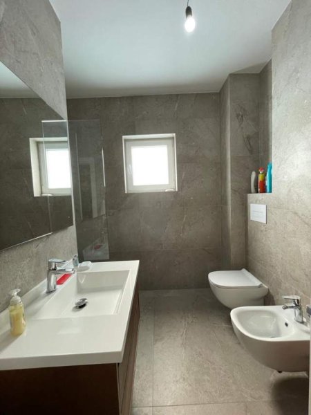 Tirane, jepet me qera apartament duplex 3+1+BLK Kati 2, 143 m² 1.500 Euro (Rruga Bektash Berberi)