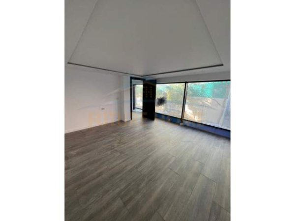Tirane, jepet me qera zyre Kati 0, 230 m² 4.000 Euro (Qender)