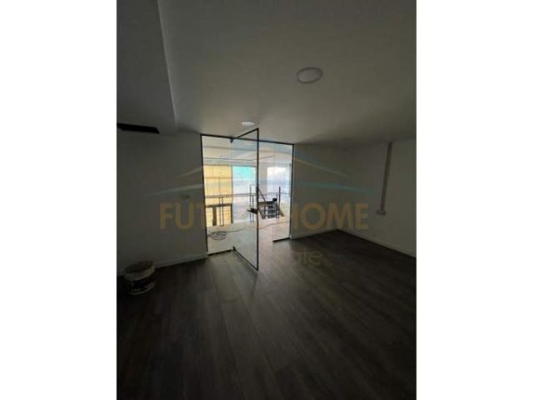 Tirane, jepet me qera zyre Kati 0, 230 m² 4.000 Euro (Qender)