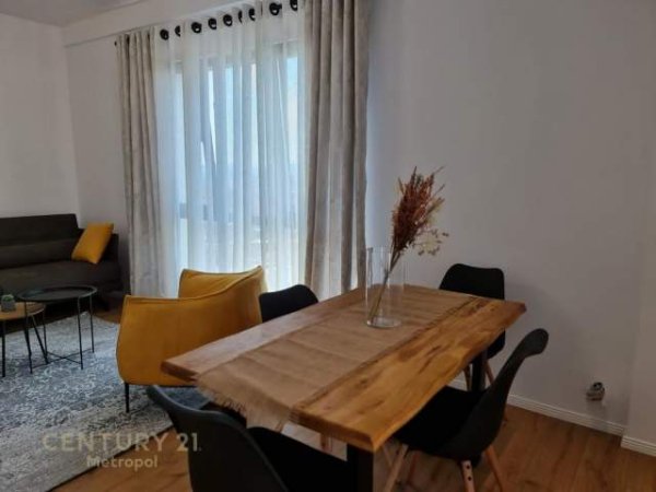 Tirane, jepet me qera apartament 2+1 Kati 10, 600 Euro (rruga e dibres)