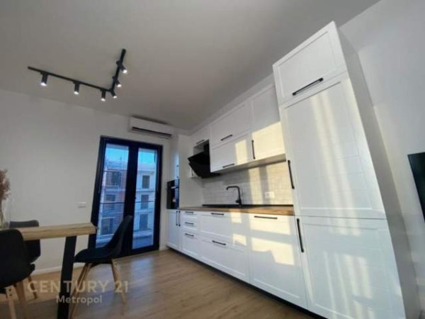 Tirane, jepet me qera apartament 2+1 Kati 10, 600 Euro (rruga e dibres)