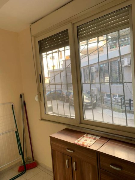 Tirane, jepet me qera apartament 2+1 Kati 1, 85 m² 320 Euro (Prapa Maternitetit, Brryl)