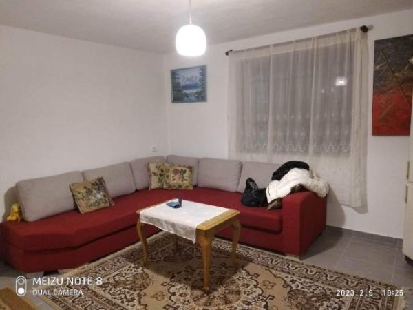 Tirane, jepet me qera apartament 1+1 Kati 1, 50 m² 250 Euro (rruga Fortuzi)