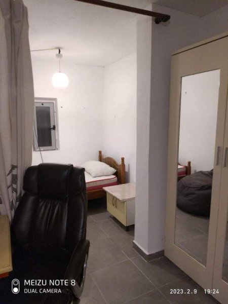 Tirane, jepet me qera apartament 1+1 Kati 1, 50 m² 250 Euro (rruga Fortuzi)