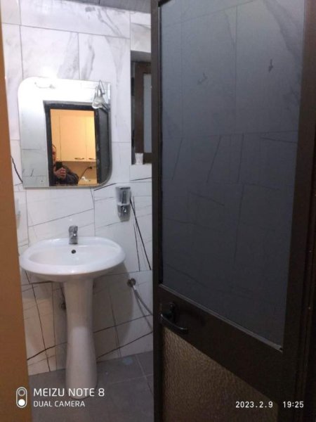 Tirane, jepet me qera apartament 1+1 Kati 1, 50 m² 250 Euro (rruga Fortuzi)