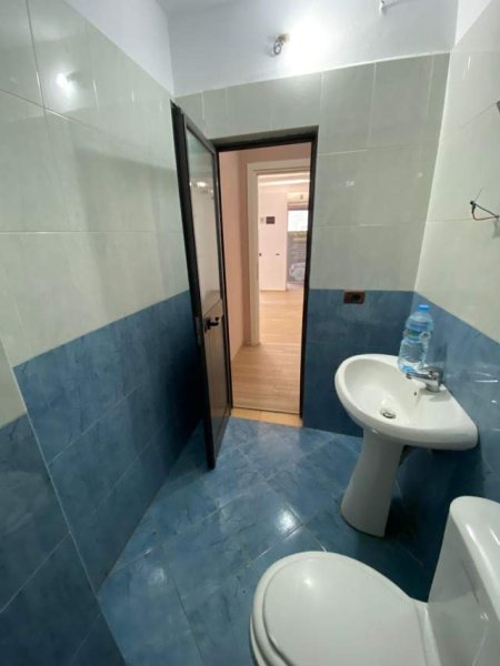 Tirane, jepet me qera ambjent biznesi Kati 0, 37 m² 350 Euro (Rruga e Dibres)
