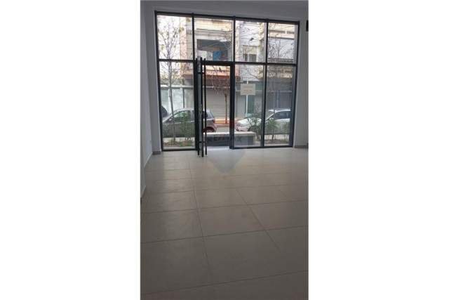 Tirane, jepet me qera ambjent biznesi Kati 0, 35 m² (Rruga Barrikadave)