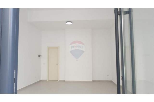 Tirane, jepet me qera ambjent biznesi Kati 0, 35 m² (Rruga Barrikadave)