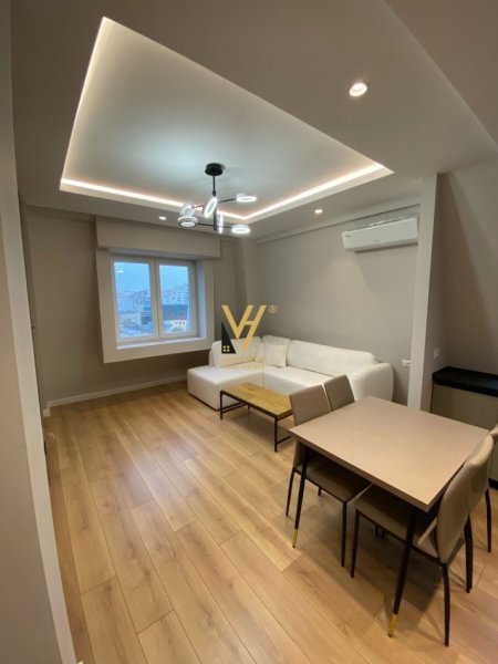 Tirane, jepet me qera apartament 1+1+Ballkon Kati 7, 70 m² 650 EURO KOMUNA E PARISIT