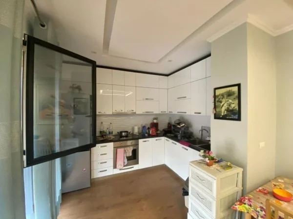 Tirane, jepet me qera apartament 1+1+Ballkon Kati 5, 64 m² 600 € (Don Bosko)