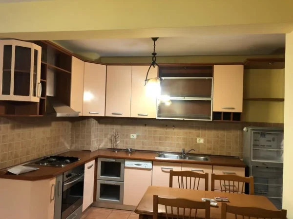 Tirane, jepet me qera apartament , 65 m² 550 € (Ish Parku i Autobusave)
