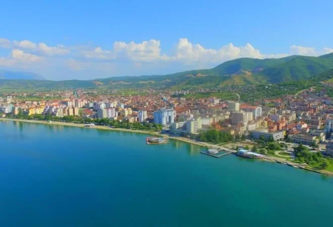 Pogradec, shitet ambjent biznesi+Prone  Kati 0, 100 m² (Pogradec)