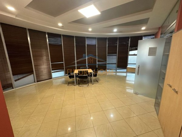 Tirane, jepet me qera ambjent biznesi Kati 2, 200 m² 1.700 € (Zogu i Zi)