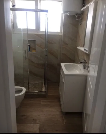 Tirane, shes apartament 1+1+Ballkon Kati 4, 71 m² 145.000 € (Rr. E kroit te Kopshti Zoologjik)