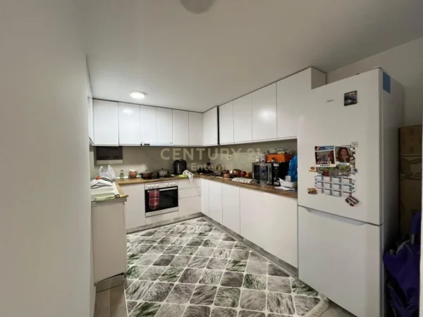 Tirane, shitet apartament duplex Kati 1, 142 m² 130.000 € 