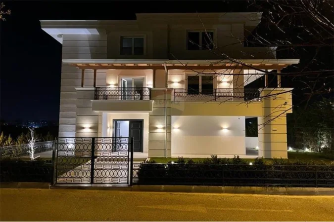 Tirane, jepet me qera Vile 5+1+Aneks+Ballkon Kati 2, 600 m² 5.000 € 