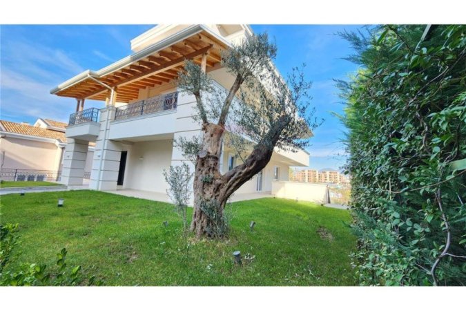 Tirane, jepet me qera Vile 5+1+Aneks+Ballkon Kati 2, 600 m² 5.000 € 