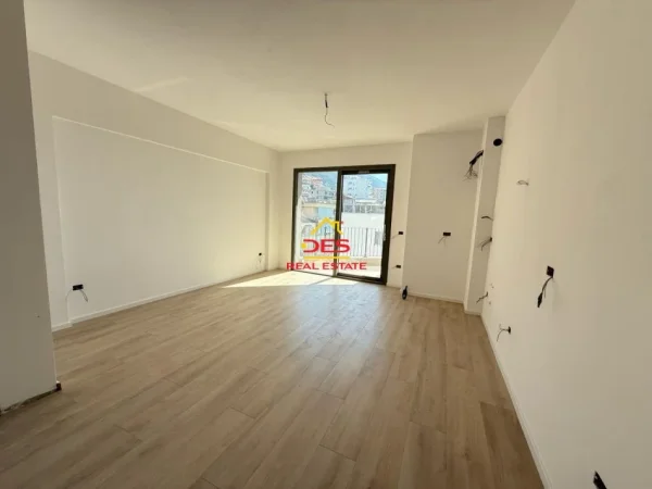 Vlore, shitet apartament 2+1+Ballkon Kati 4, 90 m² (Rruga Dhimitër Konomi)
