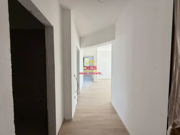 Vlore, shitet apartament 2+1+Ballkon Kati 4, 90 m² (Rruga Dhimitër Konomi)