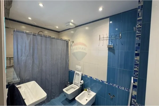 Tirane, jepet me qera apartament 2+1 Kati 4, 70 m² 650 € (Komuna e Parisit)