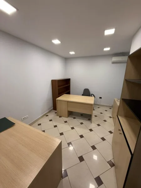 Tirane, jepet me qera zyre , 110 m² 1.300 € (Blloku)