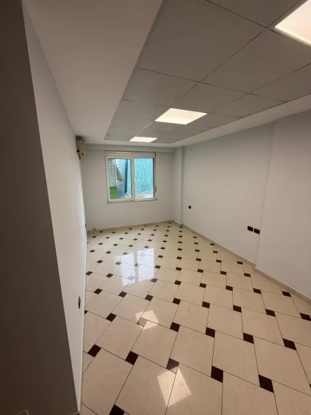 Tirane, jepet me qera zyre , 110 m² 1.300 € (Blloku)