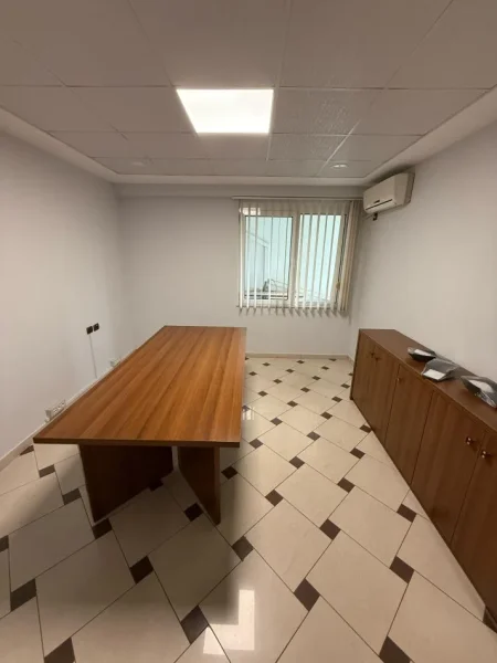 Tirane, jepet me qera zyre , 110 m² 1.300 € (Blloku)