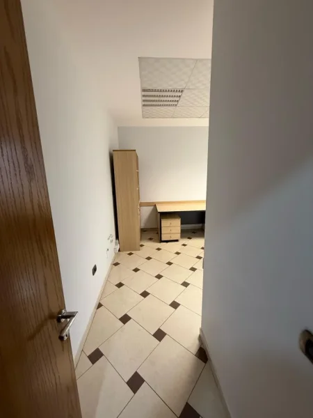 Tirane, jepet me qera zyre , 110 m² 1.300 € (Blloku)