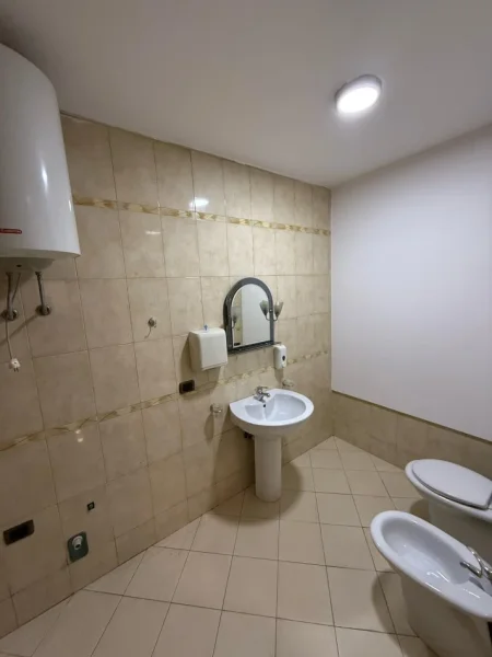Tirane, jepet me qera zyre , 110 m² 1.300 € (Blloku)