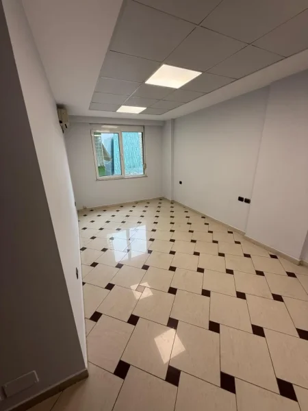 Tirane, jepet me qera zyre Kati 5, 110 m² 1.300 € (Bllok)
